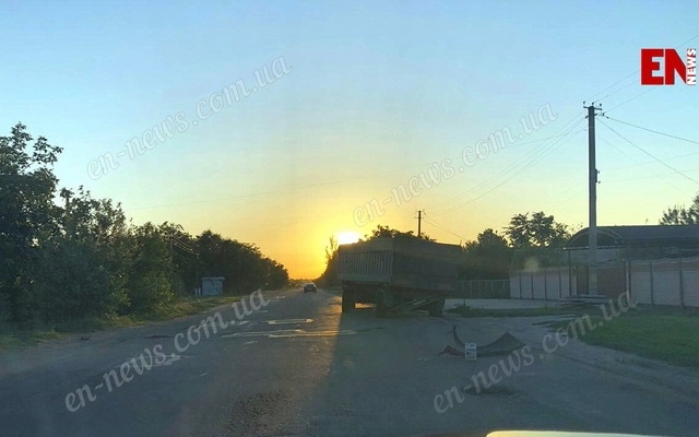 На трассе под Запорожьем развернуло грузовик из-за лопнувшего колеса: В сети появилось видео момента аварии (ФОТО, ВИДЕО) Фото № 3 На трассе под Запорожьем развернуло грузовик из-за лопнувшего колеса: В сети появилось видео момента аварии (ФОТО, ВИДЕО) Фото № 3