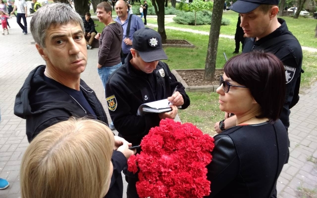 На Аллее Славы задержали женщину с запрещенной символикой (ФОТО) Фото № 2 На Аллее Славы задержали женщину с запрещенной символикой (ФОТО) Фото № 2
