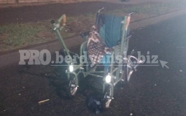 В Запорожской области инвалид на коляске бросился под колеса легковушки (ВИДЕО) Фото № 0 В Запорожской области инвалид на коляске бросился под колеса легковушки (ВИДЕО) Фото № 0