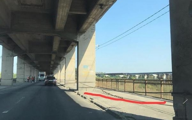 На участке, где провалился мост им. Преображенского, появились коммунальщики (ФОТО) Фото № 1 На участке, где провалился мост им. Преображенского, появились коммунальщики (ФОТО) Фото № 1