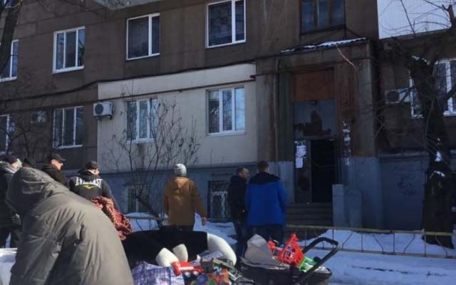 ЧП в Запорожье: Рушится многоэтажка, жильцы с вещами срочно покидают дом (ФОТО) Фото № 2 ЧП в Запорожье: Рушится многоэтажка, жильцы с вещами срочно покидают дом (ФОТО) Фото № 2