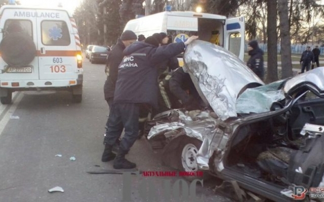 В Запорожье произошло массовое ДТП: Людей вырезали из авто (ФОТО) Фото № 0 В Запорожье произошло массовое ДТП: Людей вырезали из авто (ФОТО) Фото № 0