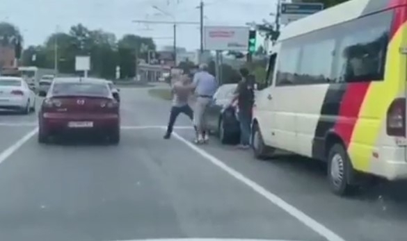 В Запорожье произошла драка между водителем микроавтобуса и мужчиной из В Запорожье произошла драка между водителем микроавтобуса и мужчиной из