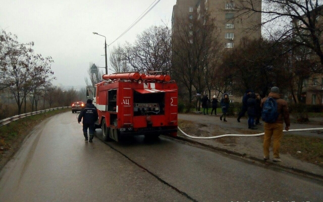 В Запорожье из горящей многоэтажки эвакуировали жителей (ФОТО) Фото № 2 В Запорожье из горящей многоэтажки эвакуировали жителей (ФОТО) Фото № 2