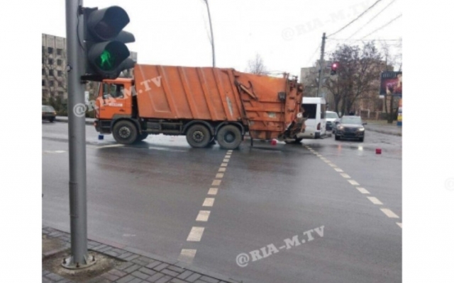 В Запорожской области мусоровоз столкнулся с легковушкой (ФОТО) Фото № 1 В Запорожской области мусоровоз столкнулся с легковушкой (ФОТО) Фото № 1