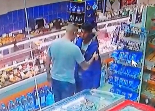 На Бабурке в магазине охранник избил покупателя (ВИДЕО) Фото № 0 На Бабурке в магазине охранник избил покупателя (ВИДЕО) Фото № 0