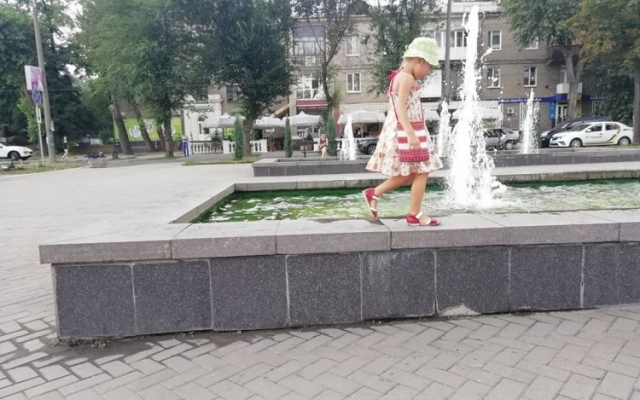 В Запорожье от жары спасаются в городских фонтанах (ФОТО, ВИДЕО) Фото № 8 В Запорожье от жары спасаются в городских фонтанах (ФОТО, ВИДЕО) Фото № 8