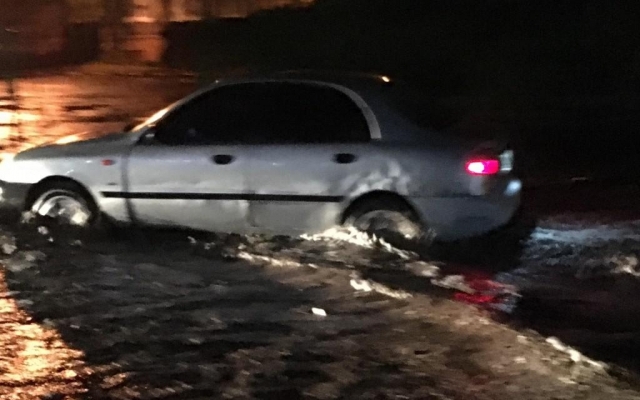 Во время ливня автомобилисты Во время ливня автомобилисты