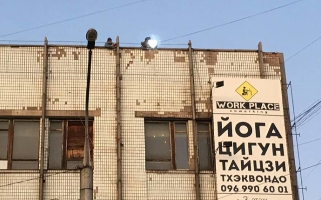 В Запорожье с крыши дома сыпались искры (ФОТО) Фото № 0 В Запорожье с крыши дома сыпались искры (ФОТО) Фото № 0