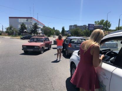 Автоледи из Харкова устроила на запорожском курорте аварию (ФОТО) Фото № 0 Автоледи из Харкова устроила на запорожском курорте аварию (ФОТО) Фото № 0