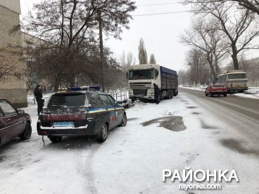 Грузовик завис над мостом: Водителю стало плохо (ФОТО) Фото № 1 Грузовик завис над мостом: Водителю стало плохо (ФОТО) Фото № 1