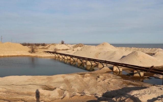 В Кирилловке расчищают промоину между морем и лиманом (ВИДЕО) Фото № 2 В Кирилловке расчищают промоину между морем и лиманом (ВИДЕО) Фото № 2