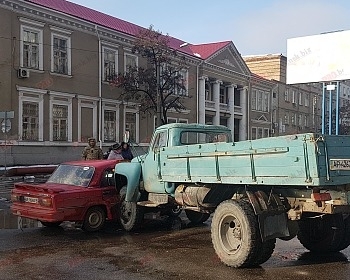 На перекрестке легковушка не пропустила грузовик (ФОТО, ВИДЕО) Фото № 0 На перекрестке легковушка не пропустила грузовик (ФОТО, ВИДЕО) Фото № 0