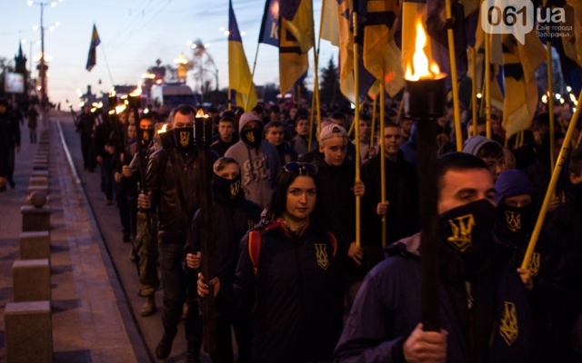 Смотрите: в центре Запорожья прошло факельное шествие Фото № 3 Смотрите: в центре Запорожья прошло факельное шествие Фото № 3