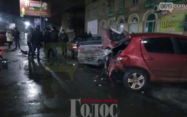 Появились фото массового ДТП: Легковушка въехала в припаркованные авто Фото № 1 Появились фото массового ДТП: Легковушка въехала в припаркованные авто Фото № 1