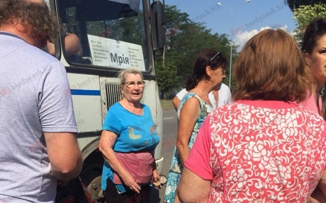 Дорогу не поделили джип и автобус (ФОТО, ВИДЕО) Фото № 3 Дорогу не поделили джип и автобус (ФОТО, ВИДЕО) Фото № 3