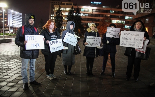 Жители Запорожья организовали митинг в поддержку украинских моряков, которые оказались в плену Фото № 4 Жители Запорожья организовали митинг в поддержку украинских моряков, которые оказались в плену Фото № 4
