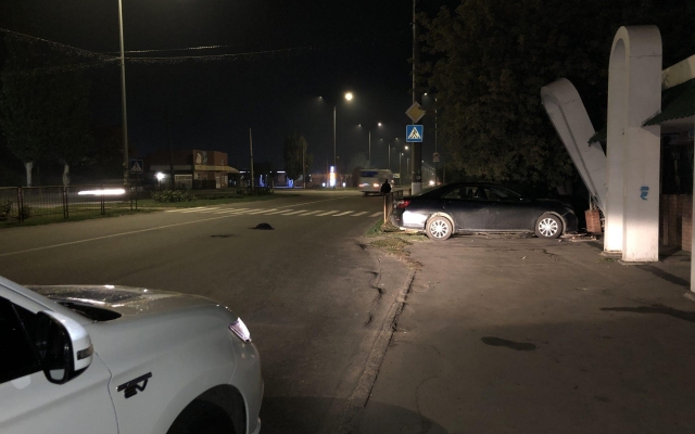 В Бердянске из-за открытого люка автомобиль въехал в остановку (ФОТО) Фото № 1 В Бердянске из-за открытого люка автомобиль въехал в остановку (ФОТО) Фото № 1