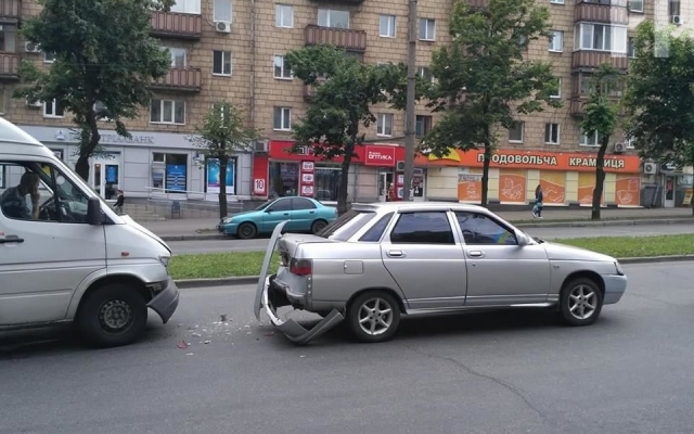В центре Запорожья маршрутка въехала в легковушку В центре Запорожья маршрутка въехала в легковушку