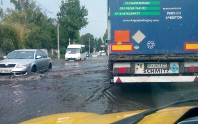 В Запорожье улица превратилась в озеро: На дороге глохнут автомобили (ФОТО) Фото № 0 В Запорожье улица превратилась в озеро: На дороге глохнут автомобили (ФОТО) Фото № 0