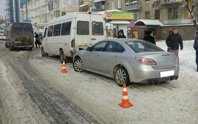 В Запорожье иномарка въехала в маршрутку (ФОТО) Фото № 1 В Запорожье иномарка въехала в маршрутку (ФОТО) Фото № 1