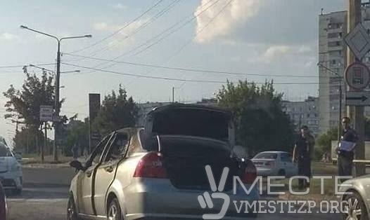 В Запорожье на Хортицком шоссе прямо на перекрестке загорелся автомобиль (ФОТО) Фото № 0 В Запорожье на Хортицком шоссе прямо на перекрестке загорелся автомобиль (ФОТО) Фото № 0