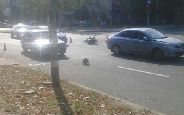 В центре Запорожья под колеса В центре Запорожья под колеса