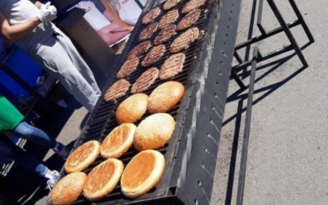 Участники всеукраинского кулинарного телешоу кормили бургерами запорожцев (ФОТО) Фото № 3 Участники всеукраинского кулинарного телешоу кормили бургерами запорожцев (ФОТО) Фото № 3