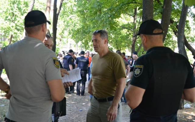 Появились фото сегодняшних столкновений в парке в центре Запорожья Фото № 12 Появились фото сегодняшних столкновений в парке в центре Запорожья Фото № 12