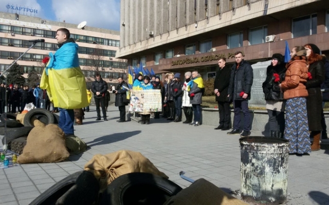 Возле Запорожской ОГА пылают бочки Фото № 6 Возле Запорожской ОГА пылают бочки Фото № 6