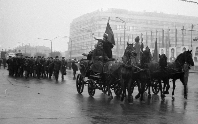 Ленин на броневике, тачанка и толпы матросов: как в Запорожье отмечали 7 ноября десятки лет назад (ФОТО) Фото № 0 Ленин на броневике, тачанка и толпы матросов: как в Запорожье отмечали 7 ноября десятки лет назад (ФОТО) Фото № 0
