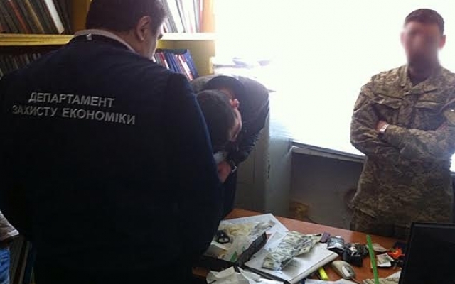 Запорожского военкома подозревают во взяточничестве и хранении герба РФ Фото № 1 Запорожского военкома подозревают во взяточничестве и хранении герба РФ Фото № 1
