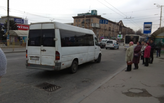 В Запорожской маршрутке сквозь дыры в полу видно колесо (ФОТО, ВИДЕО) Фото № 3 В Запорожской маршрутке сквозь дыры в полу видно колесо (ФОТО, ВИДЕО) Фото № 3