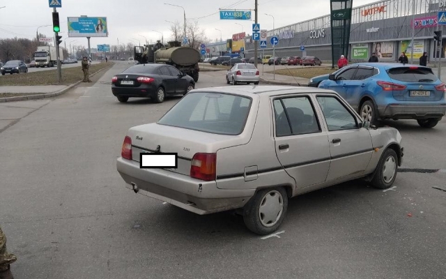 На Набережной бензовоз протаранил легковое авто (ФОТО) Фото № 2 На Набережной бензовоз протаранил легковое авто (ФОТО) Фото № 2
