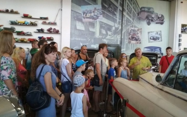 Маленьким жителям Запорожья показали грандиозную коллекцию ретро-автомобилей (ФОТО) Фото № 1 Маленьким жителям Запорожья показали грандиозную коллекцию ретро-автомобилей (ФОТО) Фото № 1