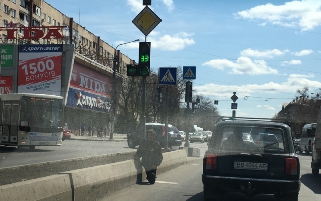 В Запорожье попрошайничает мужчина с надписью на одежде В Запорожье попрошайничает мужчина с надписью на одежде