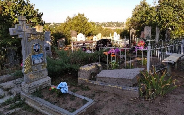 В Запорожской области неизвестные разрушали могилы на кладбище (ФОТО) Фото № 3 В Запорожской области неизвестные разрушали могилы на кладбище (ФОТО) Фото № 3