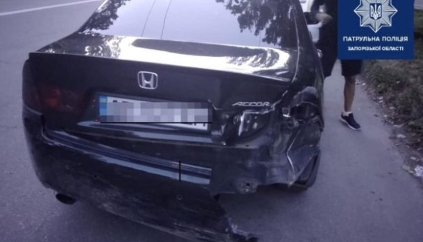 В Запорожье водитель ночью врезался в припаркованное авто и сбежал (ФОТО) Фото № 0 В Запорожье водитель ночью врезался в припаркованное авто и сбежал (ФОТО) Фото № 0