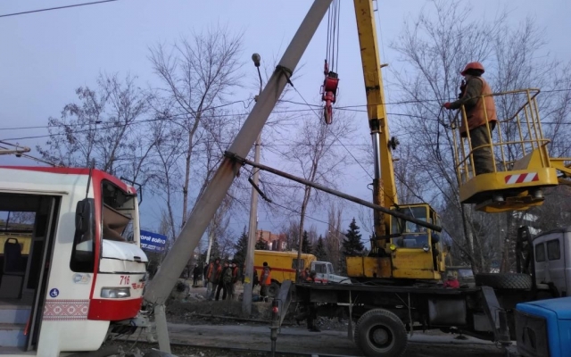 В центре Запорожья трамвай сошел с рельс и едва не снес столб (ФОТО) Фото № 2 В центре Запорожья трамвай сошел с рельс и едва не снес столб (ФОТО) Фото № 2