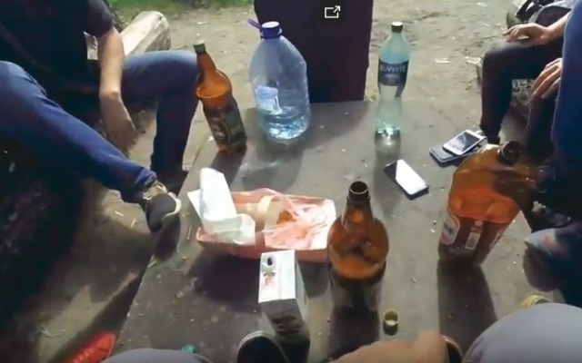 В сети появилось видео, как школьники незаконно отметили Последний звонок Фото № 4 В сети появилось видео, как школьники незаконно отметили Последний звонок Фото № 4