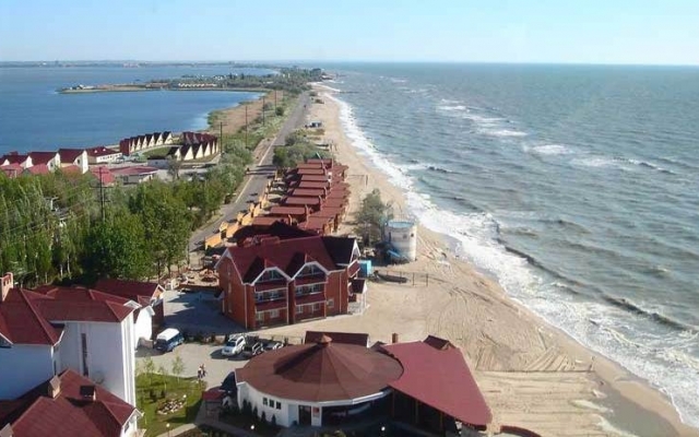 На запорожском курорте под многоэтажным домом На запорожском курорте под многоэтажным домом