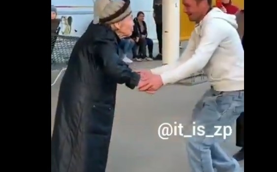 Курьезы: В Запорожье старушка показала танцевальный мастер-класс молодежи (ВИДЕО) Фото № 0 Курьезы: В Запорожье старушка показала танцевальный мастер-класс молодежи (ВИДЕО) Фото № 0