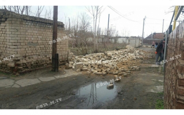 В Запорожской области на тротуар рухнула кирпичная стена (ФОТО) Фото № 0 В Запорожской области на тротуар рухнула кирпичная стена (ФОТО) Фото № 0
