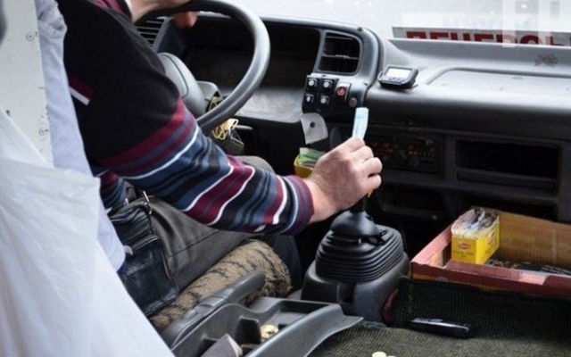В Запорожье доведенные до отчаяния пассажиры порезали колеса В Запорожье доведенные до отчаяния пассажиры порезали колеса