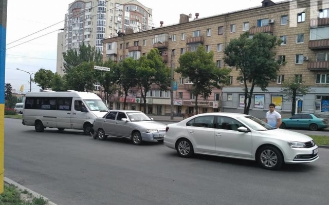 В центре Запорожья маршрутка въехала в легковушку В центре Запорожья маршрутка въехала в легковушку