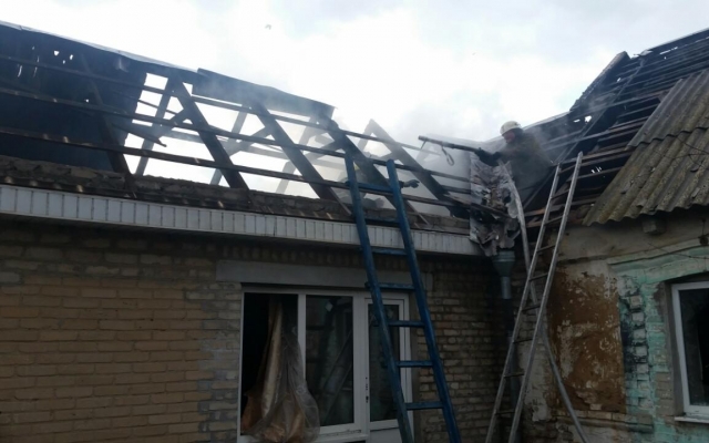 Под Запорожьем из пылающего дома спасали женщину и ребенка (ФОТО) Фото № 0 Под Запорожьем из пылающего дома спасали женщину и ребенка (ФОТО) Фото № 0