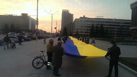 В центре Запорожья появился 100-метровый флаг Фото № 0 В центре Запорожья появился 100-метровый флаг Фото № 0