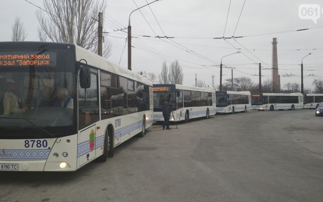 В Запорожье на час задержали выход на маршрут новых автобусов: Чиновники ждали журналистов TV5 (ФОТО) Фото № 6 В Запорожье на час задержали выход на маршрут новых автобусов: Чиновники ждали журналистов TV5 (ФОТО) Фото № 6