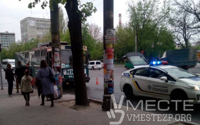 В Запорожье столкнулись троллейбус и маршрутка, у последней выбило стекло (ФОТО) Фото № 1 В Запорожье столкнулись троллейбус и маршрутка, у последней выбило стекло (ФОТО) Фото № 1