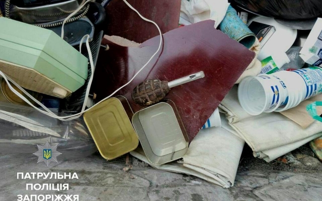 В Запорожье неизвестный выкинул гранату в мусорный бак Фото № 1 В Запорожье неизвестный выкинул гранату в мусорный бак Фото № 1